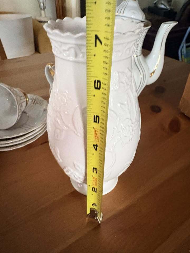 Chinoiserie Embossed White Ceramic Vase