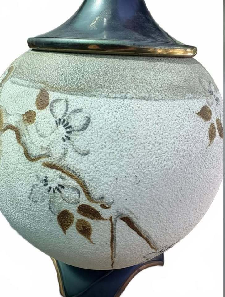 Vintage Textured Ceramic Floral Table Lamp